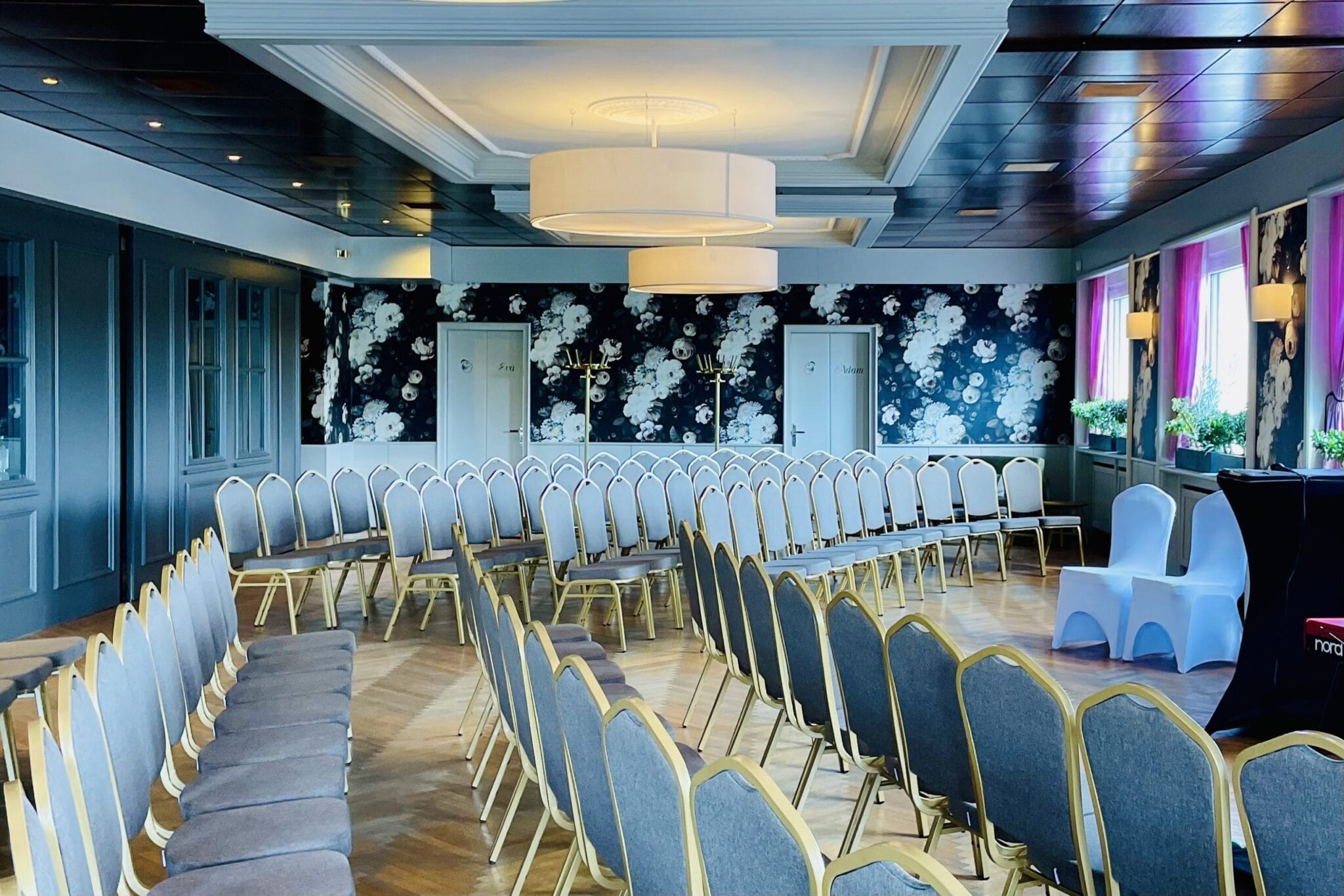 Indoor-Trauung im eleganten Gartensaal