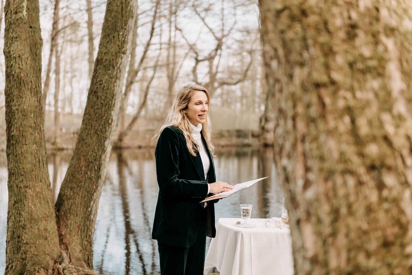 Der entscheidende Unterschied: Warum Trauzeremonien lebendig vorgetragen und nicht vorgelesen werden