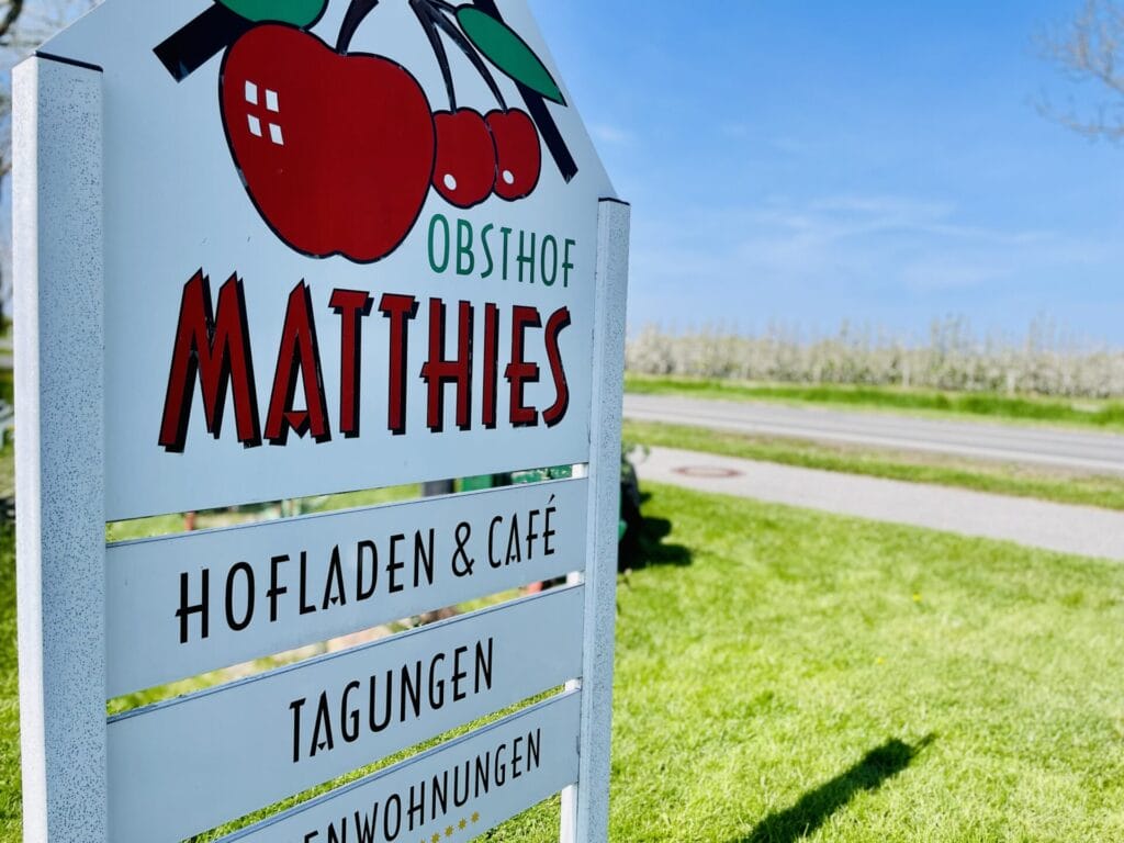 Obsthof Matthies in Jork Obstgarten mit Holzpavillon