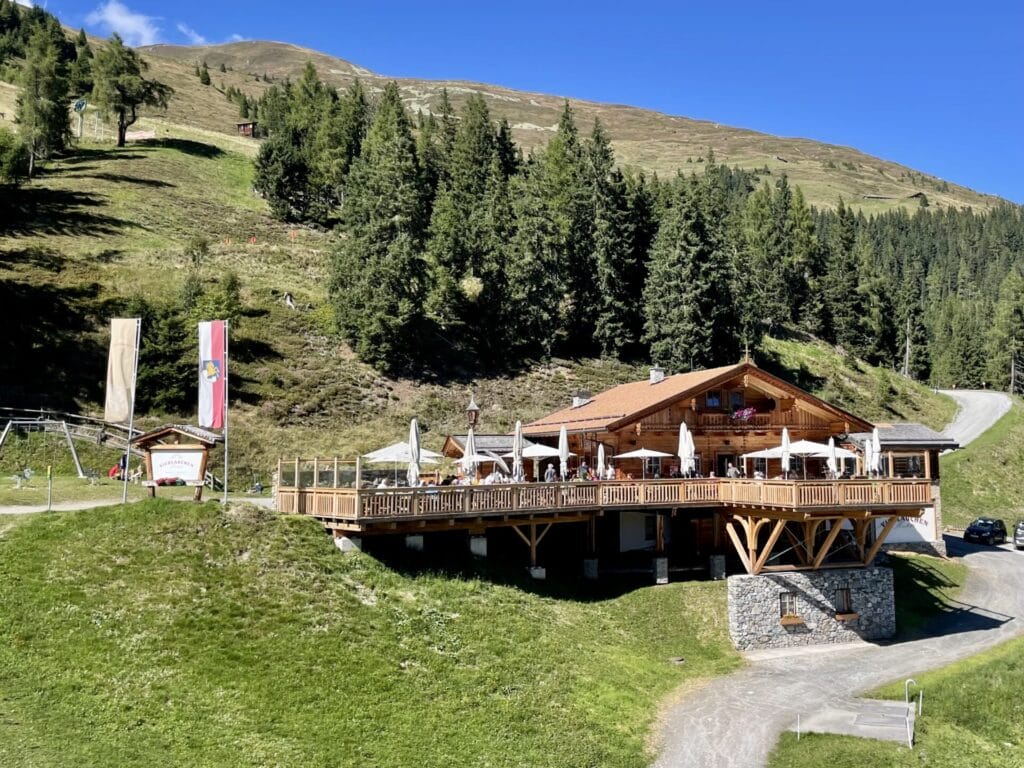Vierlauchenhütte in Bramberg am Wildkogel traditionelle Berggastronomie mit Brautpaar-Chalet