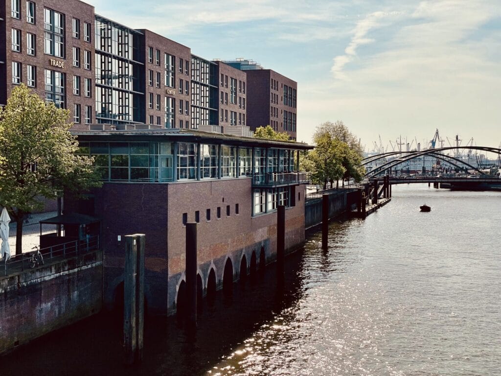 Elbdeck in der Speicherstadt in Hamburg Innenstadtlage am Wasser