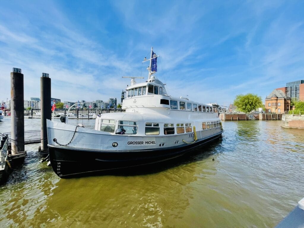 MS Grosser Michel auf der Elbe in Hamburg Schiff ahoi
