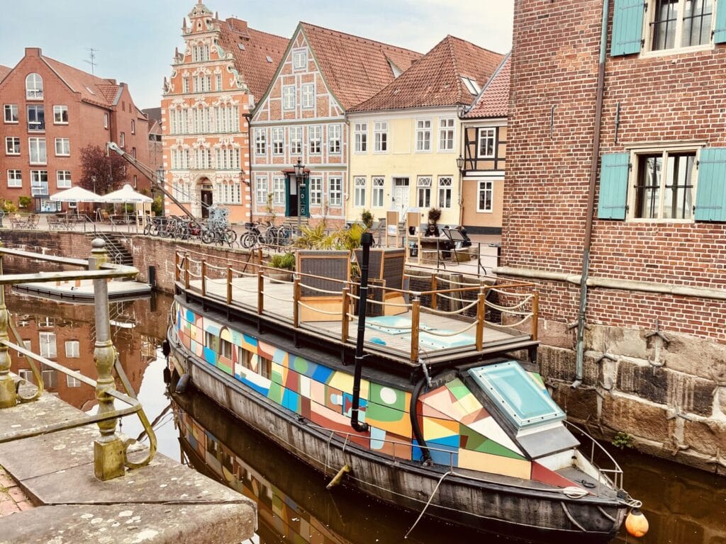 Kunstkudder in Stade kunstvolles Wohnschiff